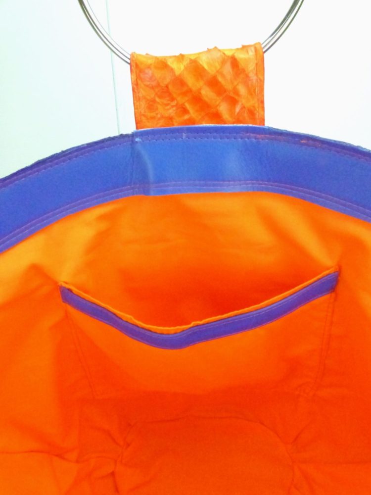SAC TRAPEZ BLEU OUTREMER ET CUIR DE POISSON.JPG POISSON SILURE8JPG.JPG9